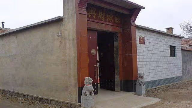 快過年了,我開寶馬回家相親,女孩同意了,可她父母卻把我攆走