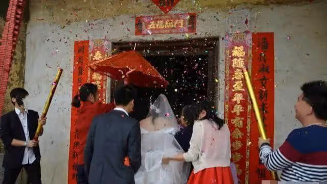 繼母為了15萬彩禮把我嫁給殘疾老公,婚禮當晚老公說的話讓我感動