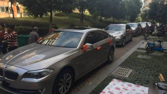 我用寶馬車隊去接親,丈母娘卻要八萬下車錢,我把新娘原路送回
