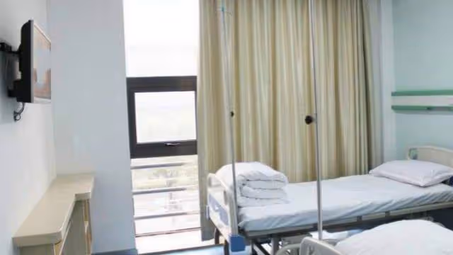 我生病住院,陌生叔叔送來20萬,母親告訴我真相,我淚流滿面