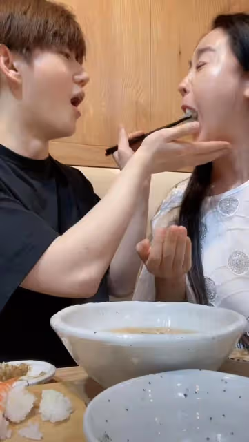 咸素媛跟陳華吃日本菜,飯桌上大秀恩愛,一個舉動被網友吐槽