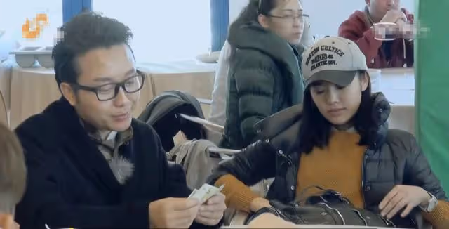 李玉剛母子被曝指責女主持,強行翻包逼哭女孩,本尊出面回應爭議