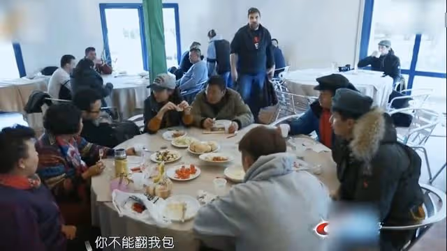 李玉剛母子被曝指責女主持,強行翻包逼哭女孩,本尊出面回應爭議