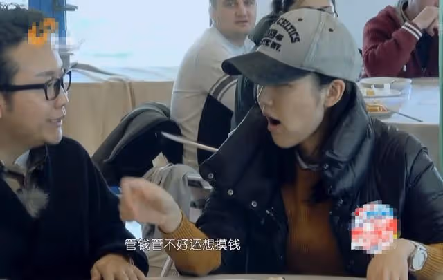李玉剛母子被曝指責女主持,強行翻包逼哭女孩,本尊出面回應爭議