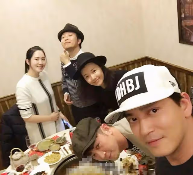 李玉剛母子被曝指責女主持,強行翻包逼哭女孩,本尊出面回應爭議