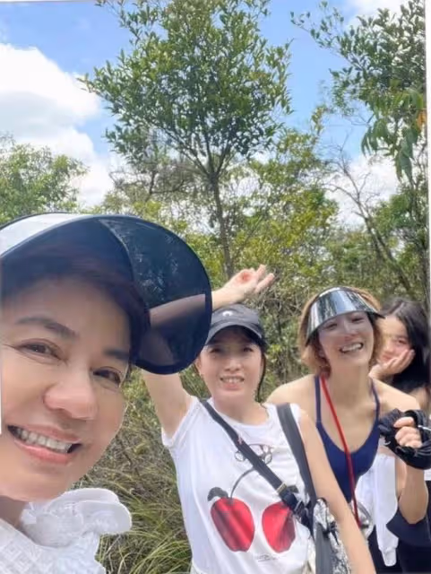 劉鑾雄愛妻甘比與友出行！穿千元上衣身材發福，大女兒眉眼更像爸