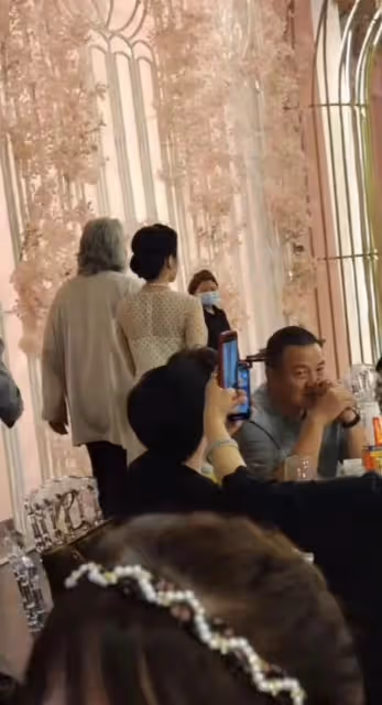 張紀中夫婦現身婚禮！女方情緒不佳提前離開，男方焦急追趕太心酸