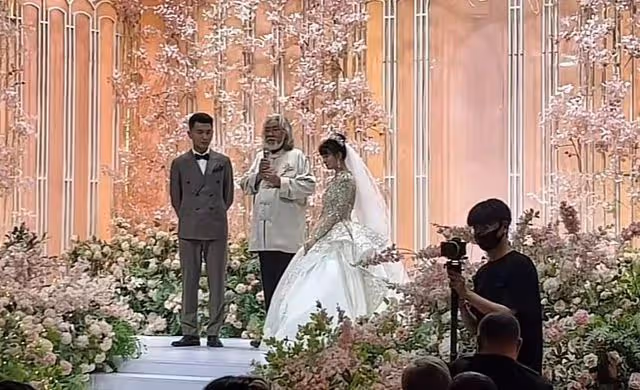 張紀中夫婦現身婚禮！女方情緒不佳提前離開，男方焦急追趕太心酸