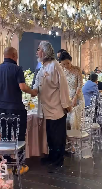 張紀中夫婦現身婚禮！女方情緒不佳提前離開，男方焦急追趕太心酸