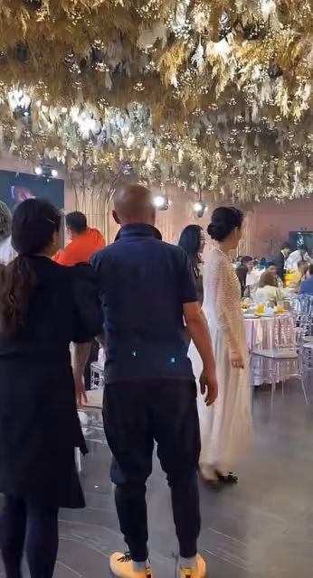 張紀中夫婦現身婚禮！女方情緒不佳提前離開，男方焦急追趕太心酸