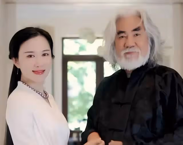 張紀中夫婦現身婚禮！女方情緒不佳提前離開，男方焦急追趕太心酸