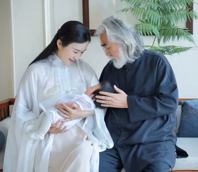 張紀中夫婦現身婚禮！女方情緒不佳提前離開，男方焦急追趕太心酸
