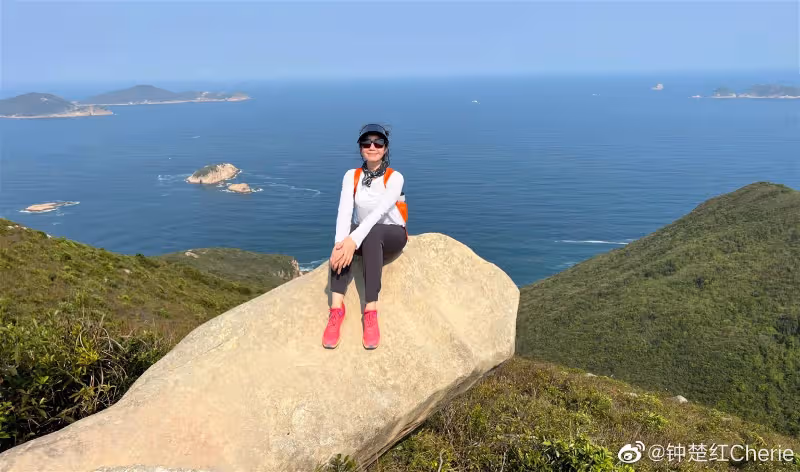 素顏爬山自拍照曝光　62歲鍾楚紅獲贊「優雅地老去」