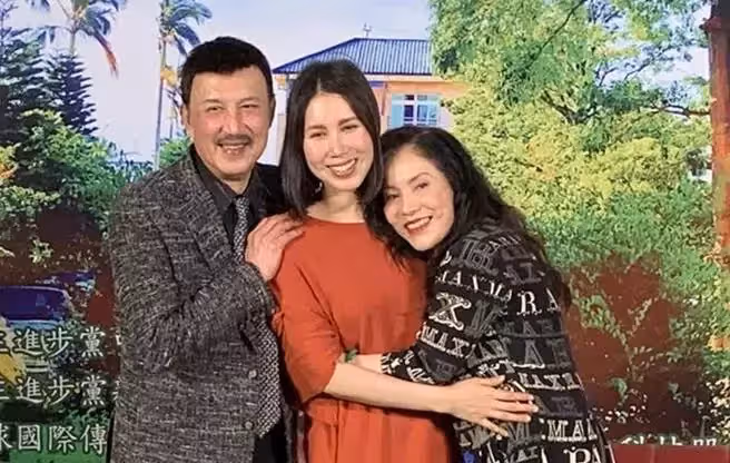 心痛!余天深夜崩潰怒吼「一首歌都不要唱」李亞萍氣哭無助喊「這次真的走不出了」全身心陪伴女兒:我們的心在滴血!