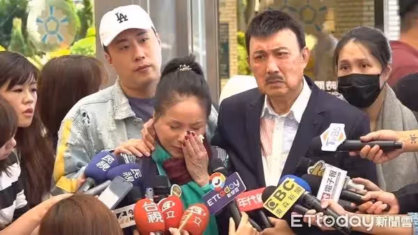 心痛!余天深夜崩潰怒吼「一首歌都不要唱」李亞萍氣哭無助喊「這次真的走不出了」全身心陪伴女兒:我們的心在滴血!