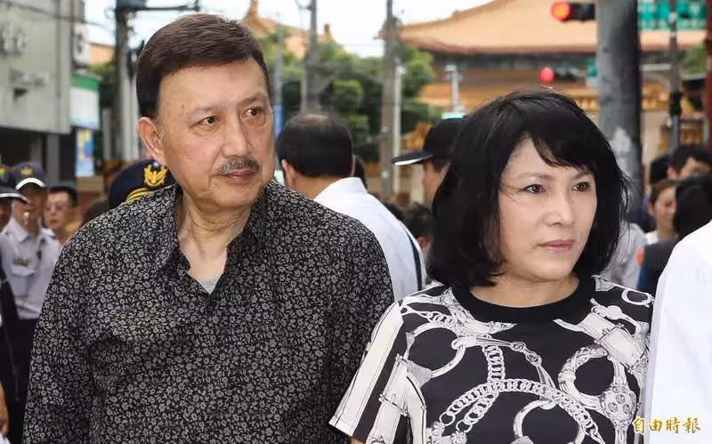心痛!余天深夜崩潰怒吼「一首歌都不要唱」李亞萍氣哭無助喊「這次真的走不出了」全身心陪伴女兒:我們的心在滴血!