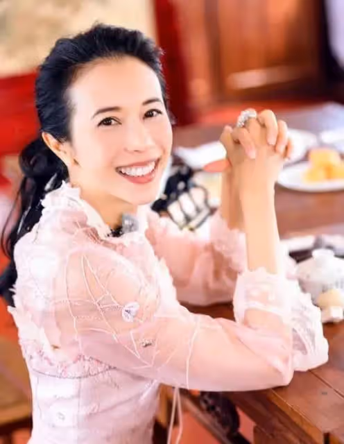 50歲「性感女神」莫文蔚「德國豪宅」曝光,走進去「客廳還裝個大鳥籠」:如童話裡的城堡