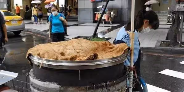 新北單親媽50萬開店,養2孩不論風雨,18小時只賺60元,不言放棄淚喊:「請大家給我機會」網友見菜單:「完全不想進去」