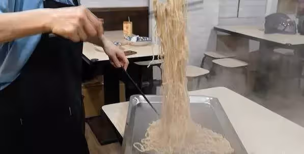 新北單親媽50萬開店,養2孩不論風雨,18小時只賺60元,不言放棄淚喊:「請大家給我機會」網友見菜單:「完全不想進去」