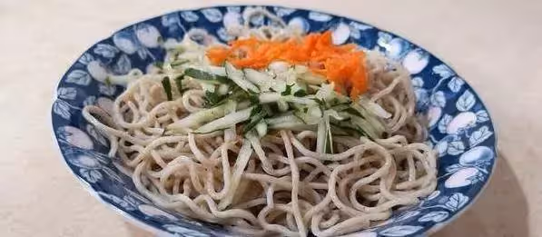 新北單親媽50萬開店,養2孩不論風雨,18小時只賺60元,不言放棄淚喊:「請大家給我機會」網友見菜單:「完全不想進去」