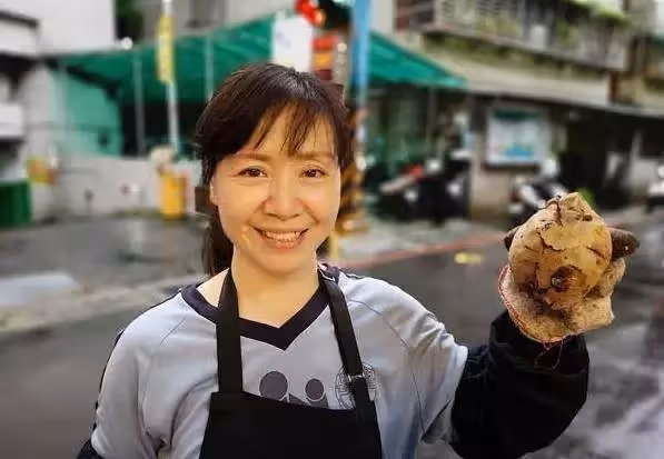 新北單親媽50萬開店,養2孩不論風雨,18小時只賺60元,不言放棄淚喊:「請大家給我機會」網友見菜單:「完全不想進去」