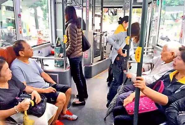 孕婦挺8月肚「上車沒位座」任性司機火大對著全車喊:「沒有人讓位我就不開車」意外網友掀「兩極化回應」:難道司機錯了嗎?