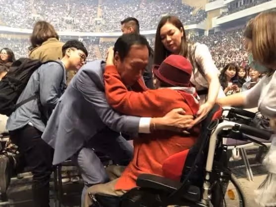 71歲郭臺銘母親節「曬母子舊照」卸威嚴變「愛家暖男」跪送90歲媽媽大禮,繁忙不忘陪伴老母,感動發文:恩情比天大