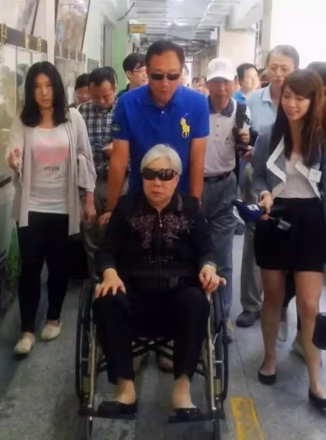 71歲郭臺銘母親節「曬母子舊照」卸威嚴變「愛家暖男」跪送90歲媽媽大禮,繁忙不忘陪伴老母,感動發文:恩情比天大