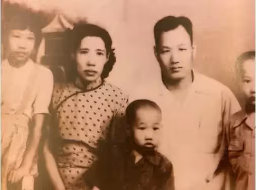 71歲郭臺銘母親節「曬母子舊照」卸威嚴變「愛家暖男」跪送90歲媽媽大禮,繁忙不忘陪伴老母,感動發文:恩情比天大