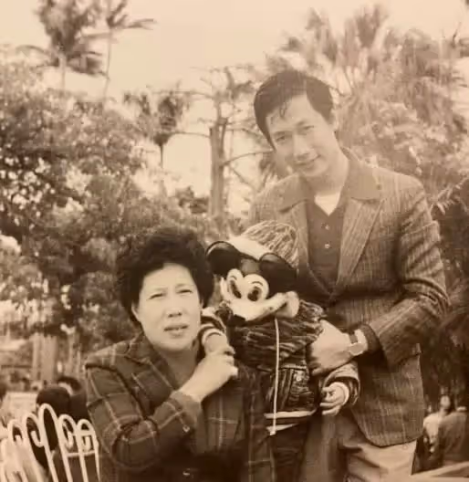 71歲郭臺銘母親節「曬母子舊照」卸威嚴變「愛家暖男」跪送90歲媽媽大禮,繁忙不忘陪伴老母,感動發文:恩情比天大