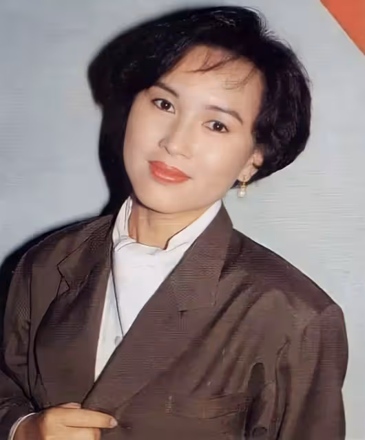 前亞視一姐陳秀雯被曝已轉行,罕見露臉公開近況,發福明顯優雅老去,直言:拍戲靠緣分,更多精力放在香薰上面,網友:苦盡甘來