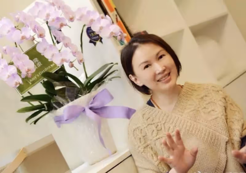 前亞視一姐陳秀雯被曝已轉行,罕見露臉公開近況,發福明顯優雅老去,直言:拍戲靠緣分,更多精力放在香薰上面,網友:苦盡甘來