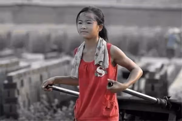 最偉大的孝順! 父逝母改嫁,台中10歲孤女「頂烈日搬磚」,只為「養活阿公阿嬤」網贊:一定會出人頭地的!