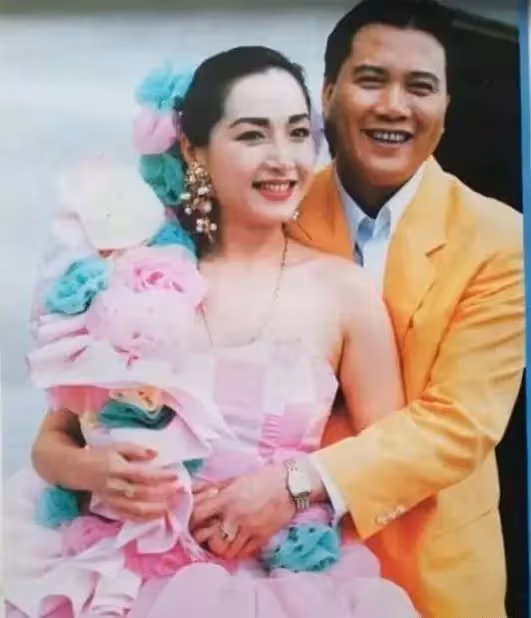 63歲恬妞久違現身,跟謝玲玲同鏡拍照 風韻猶存,和萬梓良分離後活的很精彩 ,網贊:為自己而活