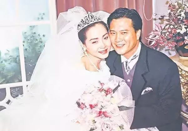 63歲恬妞久違現身,跟謝玲玲同鏡拍照 風韻猶存,和萬梓良分離後活的很精彩 ,網贊:為自己而活