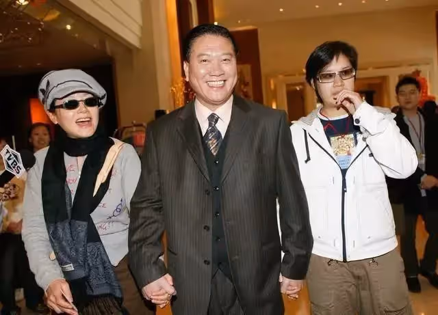 63歲恬妞久違現身,跟謝玲玲同鏡拍照 風韻猶存,和萬梓良分離後活的很精彩 ,網贊:為自己而活