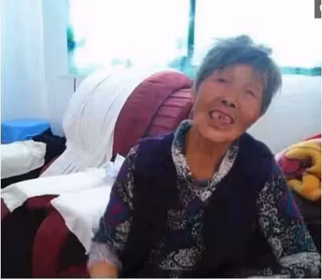 女孩丟下6次!76歲阿嬤靠撿回收將她養大, 27年後養女為她建別墅:以後我是你的依靠,網友大贊:懂得感恩超棒!