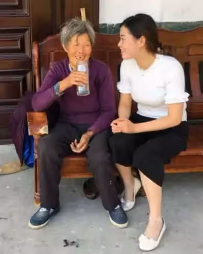 女孩丟下6次!76歲阿嬤靠撿回收將她養大, 27年後養女為她建別墅:以後我是你的依靠,網友大贊:懂得感恩超棒!