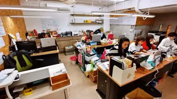 「把員工當家人」超大方老闆「賺的全分員工」豪灑500萬年終,幫員工養孩子到高中整年沒休假:大家靠我吃穿