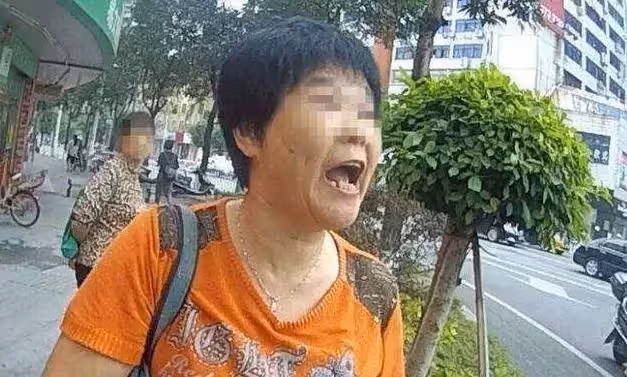 「孩子喝你一口飲料怎麼了?」,奶奶囂張無理護娃...女孩一句反擊:我有肺結核