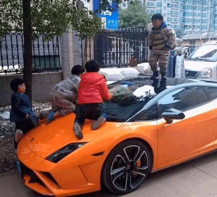 「孩子喝你一口飲料怎麼了?」,奶奶囂張無理護娃...女孩一句反擊:我有肺結核