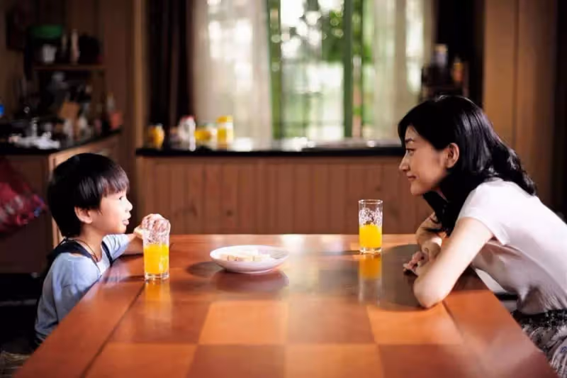 「孩子喝你一口飲料怎麼了?」,奶奶囂張無理護娃...女孩一句反擊:我有肺結核