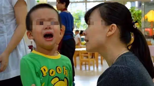 「孩子喝你一口飲料怎麼了?」,奶奶囂張無理護娃...女孩一句反擊:我有肺結核