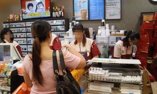店員禮貌詢問「需不需要微波」反遭奧客酸,法律系店員「一開口超霸氣回擊」仍嗆要客訴「硬派店長出招」讓對方秒安靜:幹得漂亮!