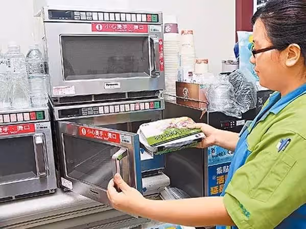 店員禮貌詢問「需不需要微波」反遭奧客酸,法律系店員「一開口超霸氣回擊」仍嗆要客訴「硬派店長出招」讓對方秒安靜:幹得漂亮!
