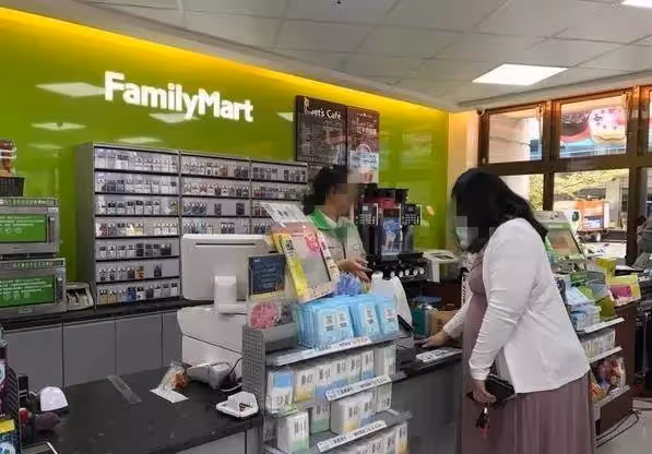 店員禮貌詢問「需不需要微波」反遭奧客酸,法律系店員「一開口超霸氣回擊」仍嗆要客訴「硬派店長出招」讓對方秒安靜:幹得漂亮!