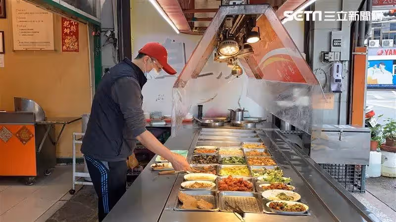 只買3碗白飯!單親2寶媽不敢夾肉「掏空皮夾湊錢」 自助餐老闆霸氣出手了