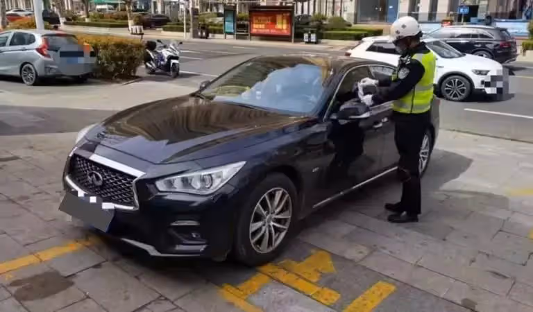 奧迪車違停「堵路口」路人喊挪車被懟「又沒停你家門口」,第二天挪車傻眼:汽車成「刺蝟球」