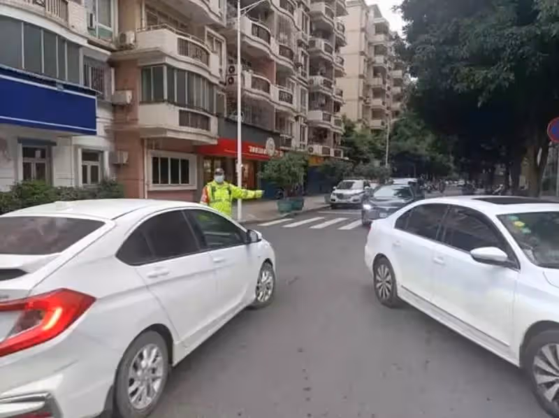 奧迪車違停「堵路口」路人喊挪車被懟「又沒停你家門口」,第二天挪車傻眼:汽車成「刺蝟球」