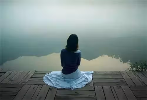 老公在外打工5年,回家第一天,就和妻子提出失婚,偷跟到工地才得知真相:我不會離開你的.